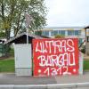 Vor dem neuen Kindergarten Heilig Kreuz in Burgau und neben dem erst kürzlich neu gestalteten Wegkreuz sticht der Schriftzug der Ultras Burgau ins Auge. 