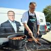 Es geht um die Wurst - Mario Voigt, CDU-Spitzenkandidat in Thüringen grillt Bratwurst für die Mitarbeiter beim Unternehmensbesuch in der Nestro Lufttechnik GmbH