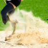 Jump! -   Eine Weitspringerin landet mit ihren beiden Beinprothesen in der Sandgrube während eines Trainings vor den Paralympics