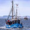 Fischkutter fahren vom Meeresarm Peenestrom auf die Ostsee.