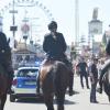 Nach der Messerattacke von Solingen werden die Sicherheitskonzepte für Volksfeste überprüft, auch für das Münchner Oktoberfest, das am 21. September startet. (Archivfoto)