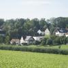 Der Ortskern von Sainbach, links ist die Pfarrkirche zu sehen.