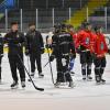 Es ist so weit: HCL-Trainer Martin Hoffmann (Dritter von links) und sein Co-Trainer Dominic Weis haben die Riverkings zum ersten Eistraining gebeten. 