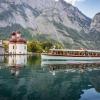 Der Königssee ist Endpunkt des Radwegs. Wer möchte, kann in eines der Elektroboote umsteigen, für die der See bekannt ist.