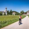 Bis zum nächsten Kirchturm ist es oft nicht weit auf dem Bodensee-Königssee-Radweg - wie hier bei Berchtesgaden.