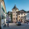 Sommerabend in Berchtesgaden: Die Radtour führt über den Marktplatz, sehenswert ist aber auch das Schloss Berchtesgaden.