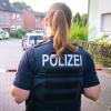 Eine Polizistin steht am Tatort vor einem Absperrband. Ein 26-Jähriger Mann ist nach einem mutmaßlichen Angriff auf mehrere Passanten nach Angaben von Polizei und Staatsanwaltschaft durch Polizeischüsse tödlich verletzt worden.