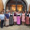 Die aktiven Tänzerinnen und Tänzer der Volkstanzgruppe vor ihrem Domizil, dem Zehentstadel in Pfaffenhofen.