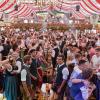 Beste Stimmung im Bierzelt auf dem Augsburger Plärrer.