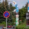 Sechs Wahlplakate von CDU, AfD und Linkspartei und ein Werbeplakat umhüllen einen Laternenmast am Stadtrand von Döbeln. Am 1. September wird in Sachsen ein neuer Landtag gewählt.  