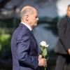 Bundeskanzler Olaf Scholz (SPD) legt eine Blume an einer Kirche in der Nähe des Tatorts ab. Bei einer Messerattacke auf der 650-Jahr-Feier der Stadt Solingen am 23. August hatte es drei Todesopfer und Verletzte gegeben.