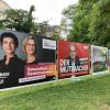 Direkt hinter dem Nikolaitor im thüringischen Eisenach stehen mehrere Plakatwände nebeneinander. Auf einem davon sind Sahra Wagenknecht und Katja Wolf zu sehen.