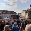 Etwa 300 Besucherinnen und Besucher lauschten der Rede von Sahra Wagenknecht bei ihrer Wahlkampfveranstaltung im thüringischen Eisenach.