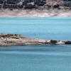 Dieses Dorf taucht aus dem Wasser auf, weil der Pegelstand des Mornos-Stausees sinkt. Der See speichert Trinkwasser für die griechische Hauptstadt Athen.