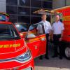 Berufsfeuerwehr-Chef Josef Huber und Brandoberinspektor Christian Geib freuen sich über neue Kommandofahrzeuge und mobile Netzersatzanlagen, die die Stromversorgung bei Einsätzen und Stromausfällen sicherstellen.