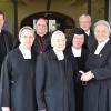 Beim Treffen der ehemaligen und amtierenden Generaloberinnen zum 125-jährigen Gründungsjubiläum der St. Josefskongregation: Sr. Edith (Generaloberin von 2011 bis 2017), Sr. Gunda, Sr. Evangelista (1987 bis 1999), Sr. Katharina (2017 bis heute) mit Martin Riß, Bischof Bertram und Walter Merkt. Sr. Gunda ist am Dienstag gestorben.