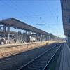 Am Bahnhof in Günzburg warten Reisende, bis es weitergeht.