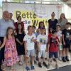 Eine Gruppe des Stadtberger Ferienprogramms beim Besuch der Ausstellung „Rette die Welt“ im Rathausfoyer. Mit dabei Stadtbergens zweiter Bürgermeister Michael Smischek (2. v. links) und erster Bürgermeister Paulus Metz (3. v. links).  