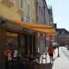 Im Außenbereich des „We Do Gourmet“ lassen sich Speisen mit Blick auf die Reichsstraße genießen. 