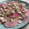 Die Ringelbete macht optisch etwas her und lässt sich mit einem Honig-Senf-Dressing und etwas Feta als rohes Carpaccio genießen.