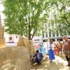 Rund eine Woche lang waren Sandburgspezialisten auf dem Münsterplatz am Werk: Bis Dienstag lässt sich dort eine überdimensionale Sandburg besichtigen, die bekannte Ulmer Wahrzeichen vereint: das Münster, den Spatzen und den Schneider von Ulm. Erster Bürgermeister Martin Bendel setzte den letzten Schnitt  allerdings nicht beim Friseur. Davon war er nämlich erst ausgegangen, wie er bei der Eröffnung am Donnerstag scherzhaft erzählte.