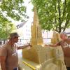 Rund eine Woche lang waren Sandburgspezialisten auf dem Münsterplatz am Werk: Bis Dienstag lässt sich dort eine überdimensionale Sandburg besichtigen, die bekannte Ulmer Wahrzeichen vereint: das Münster, den Spatzen und den Schneider von Ulm. Erster Bürgermeister Martin Bendel setzte den letzten Schnitt  allerdings nicht beim Friseur. Davon war er nämlich erst ausgegangen, wie er bei der Eröffnung am Donnerstag scherzhaft erzählte.