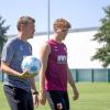 Nach dem Vormittagstraining unterhielt sich Arne Engels (rechts) noch mit Co-Trainer Lars Knudsen. Am Nachmittag wurde bekannt, dass Engels den FCA Richtung Celtic Glasgow verlassen wird.