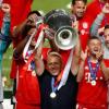 Trainer Hansi Flick mit dem Königsklassen-Pokal nach dem Triumph mit dem FC Bayern 2020.