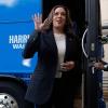 Die demokratische Präsidentschaftskandidatin Kamala Harris winkt, als sie aus ihrem Wahlkampfbus aussteigt.