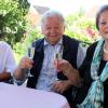 Meitingens dritter Bürgermeister Rudi Helfert (Freie Wähler) gratulierte im Namen der Marktgemeinde dem Ehepaar Gustl (Bildmitte) und Ingrid Tutsch (rechts) zur diamantenen Hochzeit.