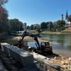 Entlang der Donau wird gerade gebaggert. Als Nächstes geht es am Schwal weiter, teilte die Stadt Neu-Ulm mit. 