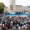 Teilnehmer stehen während einer Wahlkampfveranstaltung der AfD auf dem Görlitzer Marienplatz. 