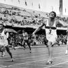 Kurt Bendlin läuft beim olympischen Zehnkampf 1968 über die Ziellinie. Die Bronzemedaille war sein größter Erfolg. 