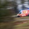 Ein Rettungswagen brachte den schwer verletzten Mann in ein Krankenhaus. (Symbolbild)