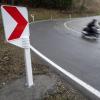 Ein Motorradfahrer ist auf einer Straße in den Alpen gestürzt (Symbolbild)