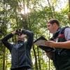 Die Landesinventurleiter für die Waldzustandserhebung, Michael Heym (l) und Wolfgang Stöger (r), schauen Bäume an.