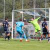 Bis kurz vor Schluss biss sich Königsbrunn (hellblaue Trikots) an der Großaitinger Abwehr mit EX-TSV-Keeper Daniel Morhart die Zähne aus.