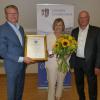 Aus der Hand des Zweiten Bürgermeisters Michael Fürst erhielt Gabriele Schwab die Bürgermedaille. Rechts  im Bild: Bürgermeister Leonhard Schwab, der mit der Geehrten verheiratet ist. 