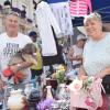 Gabriele und Günter Joos (mit Kira auf dem Arm) boten auf dem Flohmarkt in Lauingen ihre Schnäppchen an. 