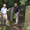 Anton Kapfer (rechts) und Alfred Sigg boten am europäischen Tag der jüdischen Kultur auch Führungen auf dem jüdischen Friedhof in Binswangen an. 