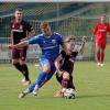 Der SSV Alsmoos-Petersdorf hat sich mit 3:0 gegen Tabellenschlusslicht TSV Friedberg durchgesetzt: Louis Echter (blau, SSV) und Niklas Ohnemus kämpfen um den Ball.