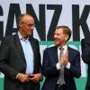  CDU-Bundesvorsitzender Friedrich Merz, Sachsens Ministerpräsident Michael Kretschmer, und Bayerns Ministerpräsident Markus Söder (CSU) stehen bei einer Wahlkampf-Veranstaltung der sächsischen CDU zur Landtagswahl in Sachsen auf dem Konzertplatz «Weißer Hirsch» auf der Bühne.