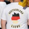 Ein Teilnehmer einer Wahlkampfveranstaltung der AfD steht auf dem Theaterplatz in Dresden und trägt ein T-Shirt mit der Aufschrift "Deutschland Liebe".