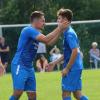 Der Trainer der SpVgg Joshofen-Bergheim mit einem seiner "jungen Wilden": Jonas Zeller (links) und Angreifer Julian Sager (rechts).