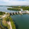 Rund 85 Wasserkraftwerke an Isar, Lech, Donau und Main will der Freistaat über sogenannte Heimfallrechte von Uniper zurückkaufen. Darunter auch das Kraftwerk Altheim an der Isar. (Archivbild)