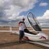 Segelflug-Weltmeister Stefan Langer an seinem Segelflugzeug – der 31-jährige Gachenbacher siegte nach zwei Wochen Wettbewerb in Texas in der 18-Meter-Klasse. 