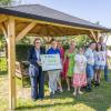 Der Pavillon hat seinen Platz im Garten der Offenen Behindertenarbeit Donau-Iller in Günzburg zwischen der Schaukel und der Rutsche gefunden und sorgt dort nun für viel Freude bei den Kindern und Jugendlichen, wie auch Betreuern. 