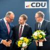 Blumen für die CDU-Spitzenkandidaten Kretschmer und Voigt, die in Sachsen und Thüringen Regierungschefs werden wollen.