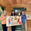 Sie sind die Erzieherinnen im neuen BRK-Waldkindergarten in Walda: Die drei Erzieherinnen haben bei einem Eltern-Kind-Frühstück mit ihren Schützlingen ein Logo gestaltet.