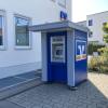 An diesem Automaten können Kundinnen und Kunden der Raiffeisenbank Schwaben-Mitte in Altenstadt von Mittwoch an Geld abheben.